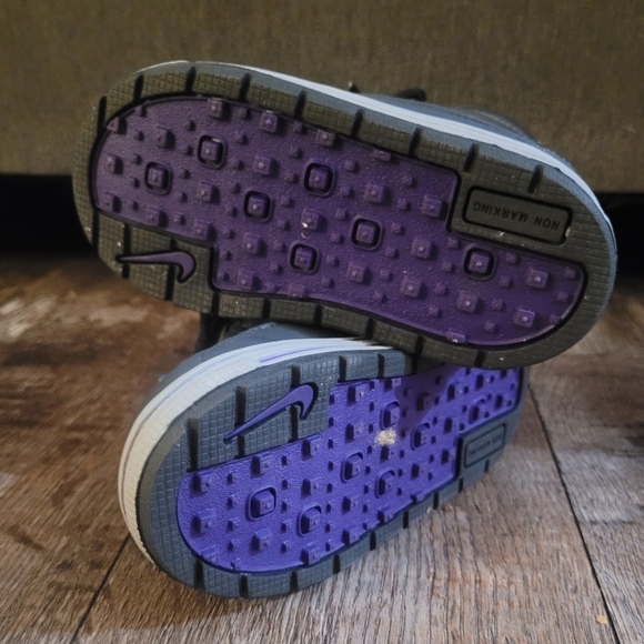 Nike - Picture 3 of 3